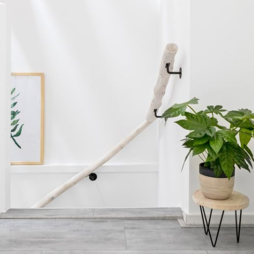 Witte-houten-trapleuning-Decoratietakken