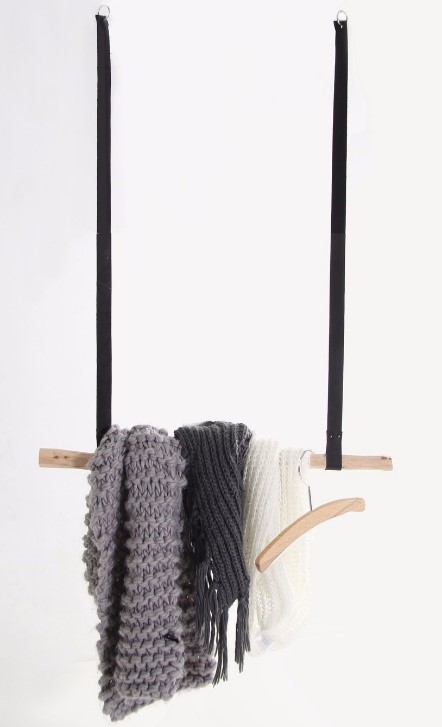 Zelfgemaakte-kapstok-met-lederband---Decoratietakken