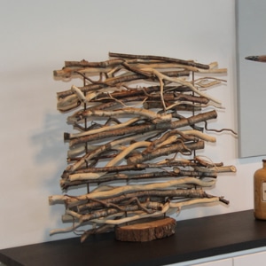 kunstwerk-op-vensterbank-met-takken (1)