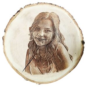 meisje op houtschijf